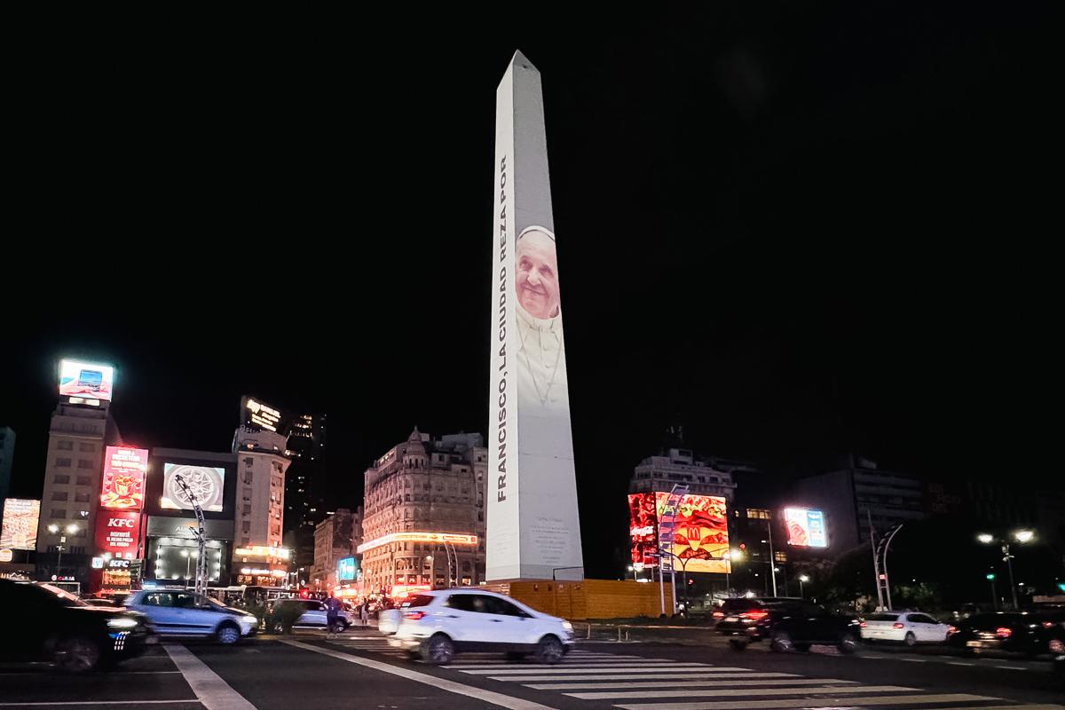 AME2014. BUENOS AIRES (ARGENTINA), 21/02/2025.- Fotografía del monumento El Obelisco iluminado con la imagen del papa Francisco y el mensaje Francisco, la ciudad reza por vos, proyectado por el gobierno de la ciudad de Buenos Aires como apoyo al sumo pontífice este viernes, en Buenos Aires (Argentina). EFE/ Juan Ignacio Roncoroni AME2014. BUENOS AIRES (ARGENTINA), 21/02/2025.- Fotografía del monumento El Obelisco iluminado con la imagen del papa Francisco y el mensaje Francisco, la ciudad reza por vos, proyectado por el gobierno de la ciudad de Buenos Aires como apoyo al sumo pontífice este viernes, en Buenos Aires (Argentina). EFE/ Juan Ignacio Roncoroni