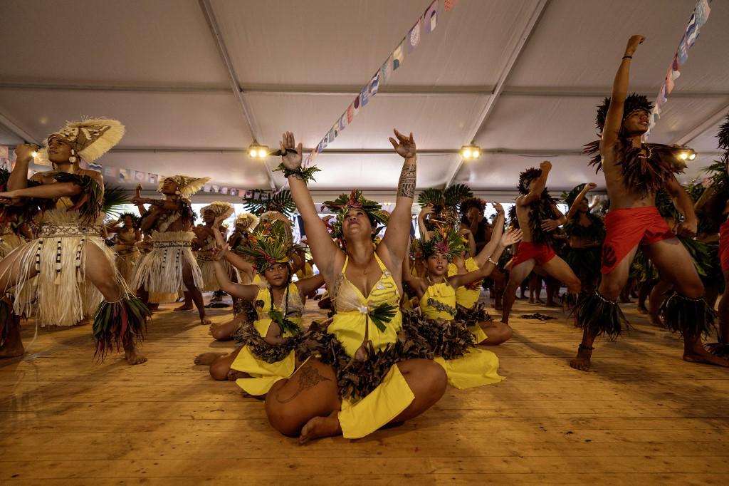 <i>Los lugareños actúan durante la ceremonia de apertura de los Juegos Olímpicos de París 2024 el 26 de julio de 2024 en Teahupo'o, Polinesia Francesa. (Foto de Ed Sloane/Getty Images) (Foto de Ed Sloane / POOL / AFP)</i> <i>Los lugareños actúan durante la ceremonia de apertura de los Juegos Olímpicos de París 2024 el 26 de julio de 2024 en Teahupo'o, Polinesia Francesa. (Foto de Ed Sloane/Getty Images) (Foto de Ed Sloane / POOL / AFP)</i>