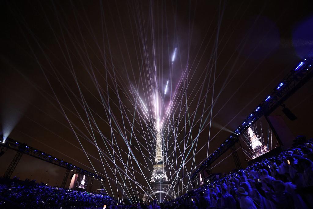 <i>PARÍS, FRANCIA - 26 DE JULIO: Un espectáculo de luces se lleva a cabo mientras los anillos olímpicos de la Torre Eiffel se iluminan durante la ceremonia de apertura de los Juegos Olímpicos de París 2024 en la Place du Trocadero el 26 de julio de 2024 en París, Francia. (Foto de Cameron Spencer / POOL / AFP)</i> <i>PARÍS, FRANCIA - 26 DE JULIO: Un espectáculo de luces se lleva a cabo mientras los anillos olímpicos de la Torre Eiffel se iluminan durante la ceremonia de apertura de los Juegos Olímpicos de París 2024 en la Place du Trocadero el 26 de julio de 2024 en París, Francia. (Foto de Cameron Spencer / POOL / AFP)</i>