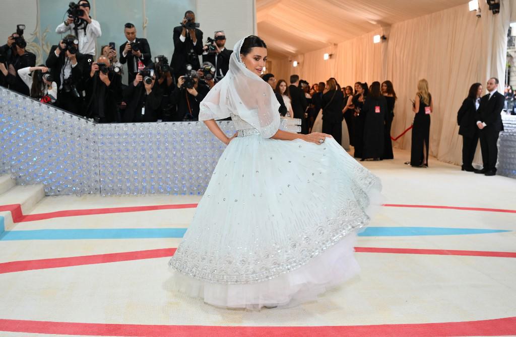 <i>La actriz española Penélope Cruz llega a la Met Gala 2023 en el Museo Metropolitano de Arte el 1 de mayo de 2023 en Nueva York. - La Gala recauda fondos para el Instituto del Traje del Museo Metropolitano de Arte. El tema de la Gala de 2023 es “Karl Lagerfeld: A Line of Beauty”. (Foto de Ángela WEISS / AFP)</i>