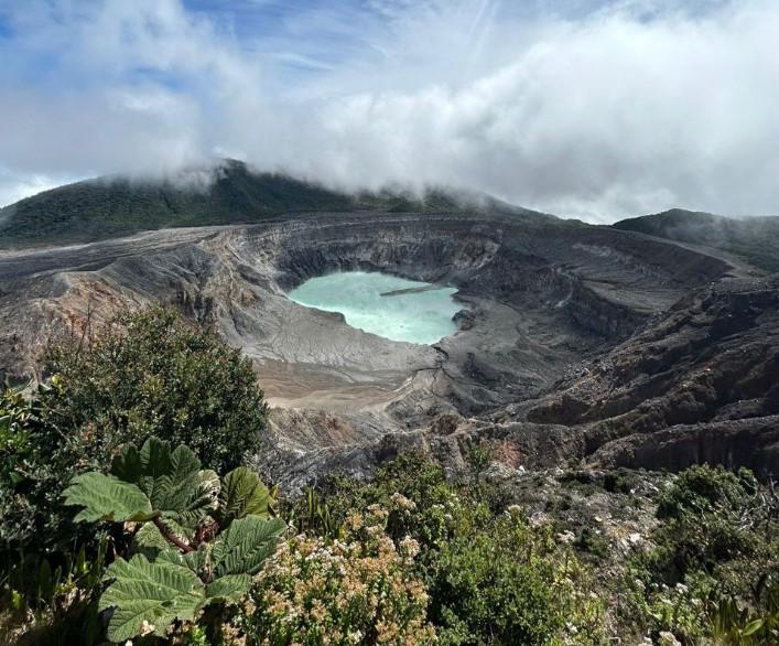 <i>CRÁTER DEL VOLCÁN POÁS / GABRIELA MELARA</i>