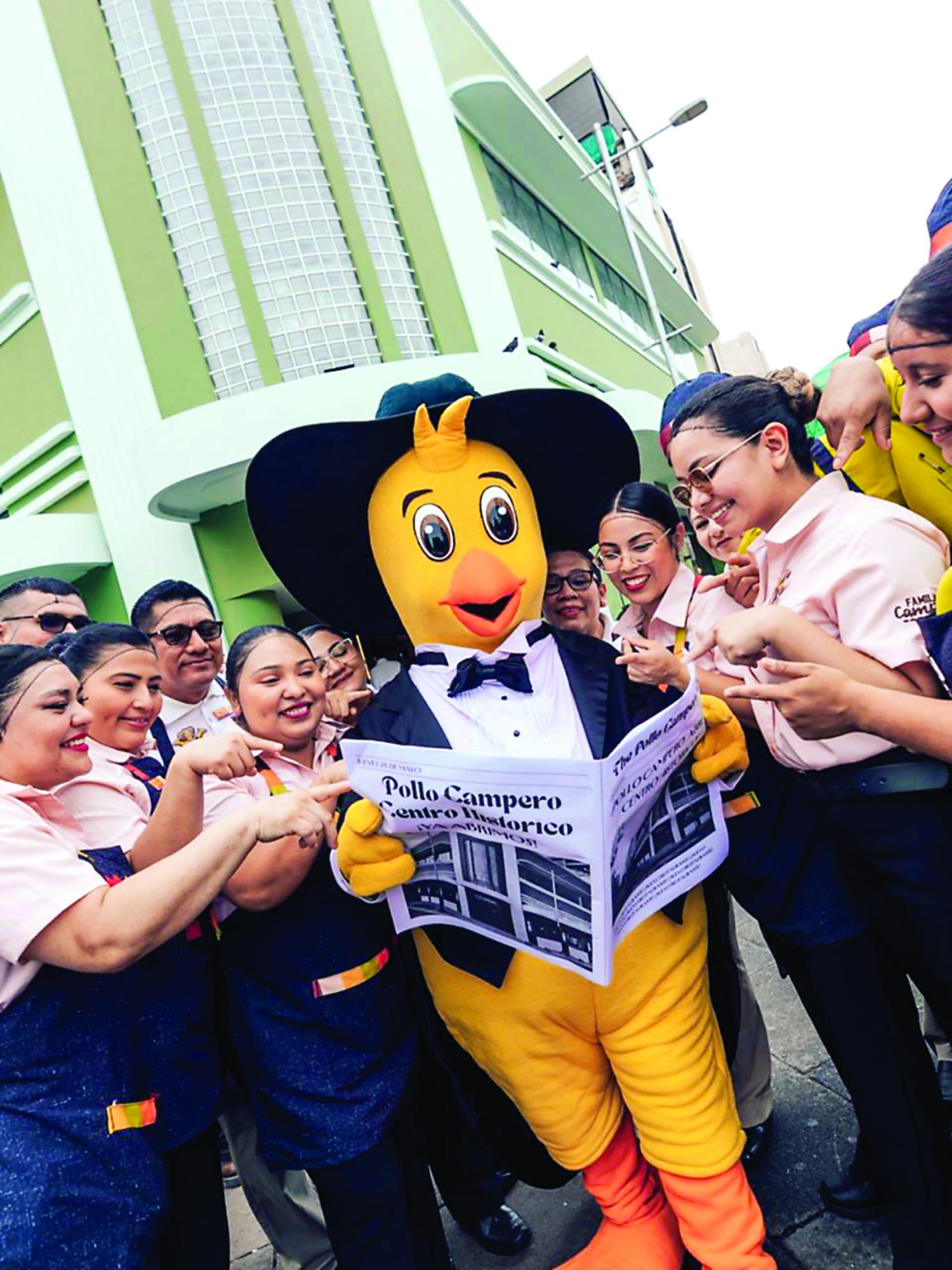 Con la misma calidez de siempre, el equipo de Pollo Campero celebra la apertura de su restaurante en el Centro Histórico de San Salvador.