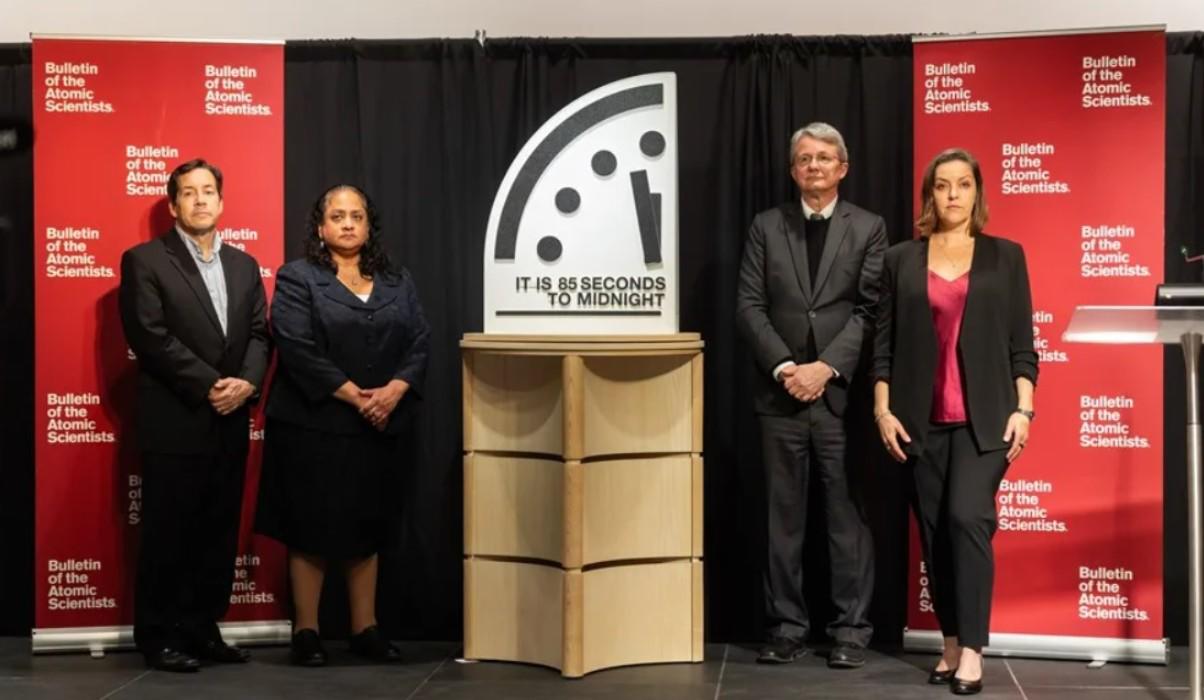 <i>Jon B. Wolfsthal, Asha M. George, Steve Fetter y Alexandra Bell presentando el Reloj del Juicio Final, durante una rueda de prensa, en Washington (Estados Unidos). EFE/Christiani Inc./Boletín de Científicos Atómicos</i>