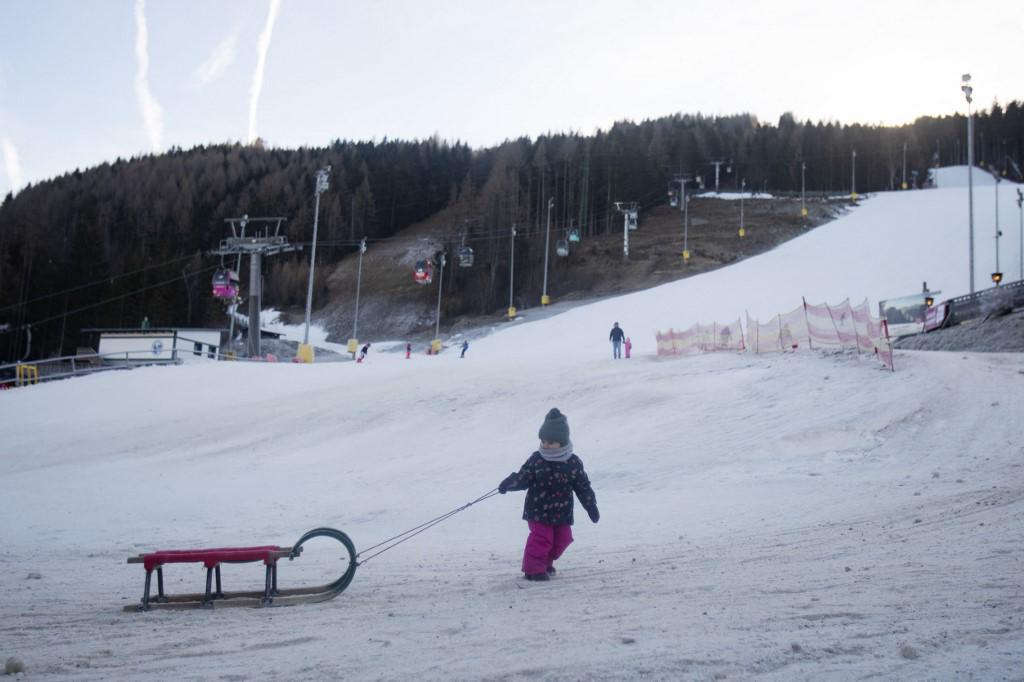 <i>Marlina de Hungría tira de su tobogán en la estación de deportes de invierno Zauberberg en Semmering, Baja Austria, el 8 de enero de 2023. (Foto de Alex HALADA / AFP)</i>