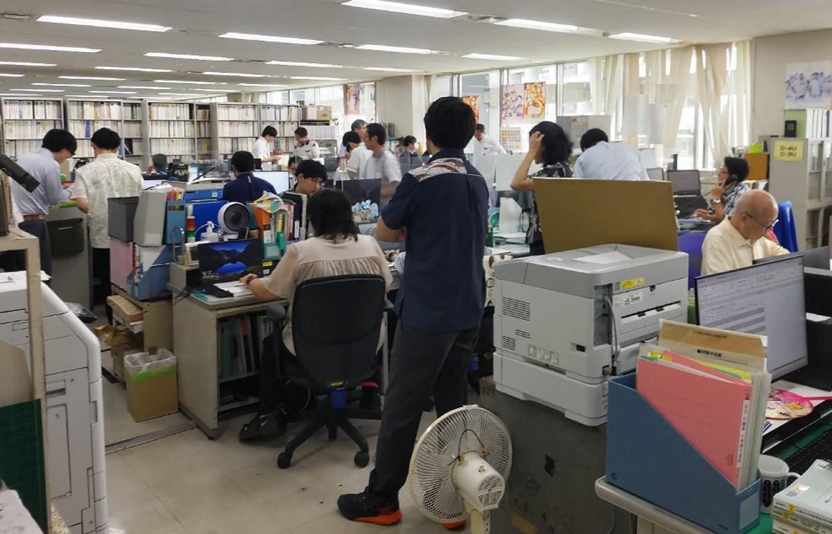 <i>El personal de la División de Gestión de Crisis y Prevención de Desastres de la Prefectura de Okinawa responde a las evacuaciones por tsunami en la oficina de la prefectura de Naha, prefectura de Okinawa, el 3 de abril de 2024.FOTO STR/Prensa JIJI/AFP</i>