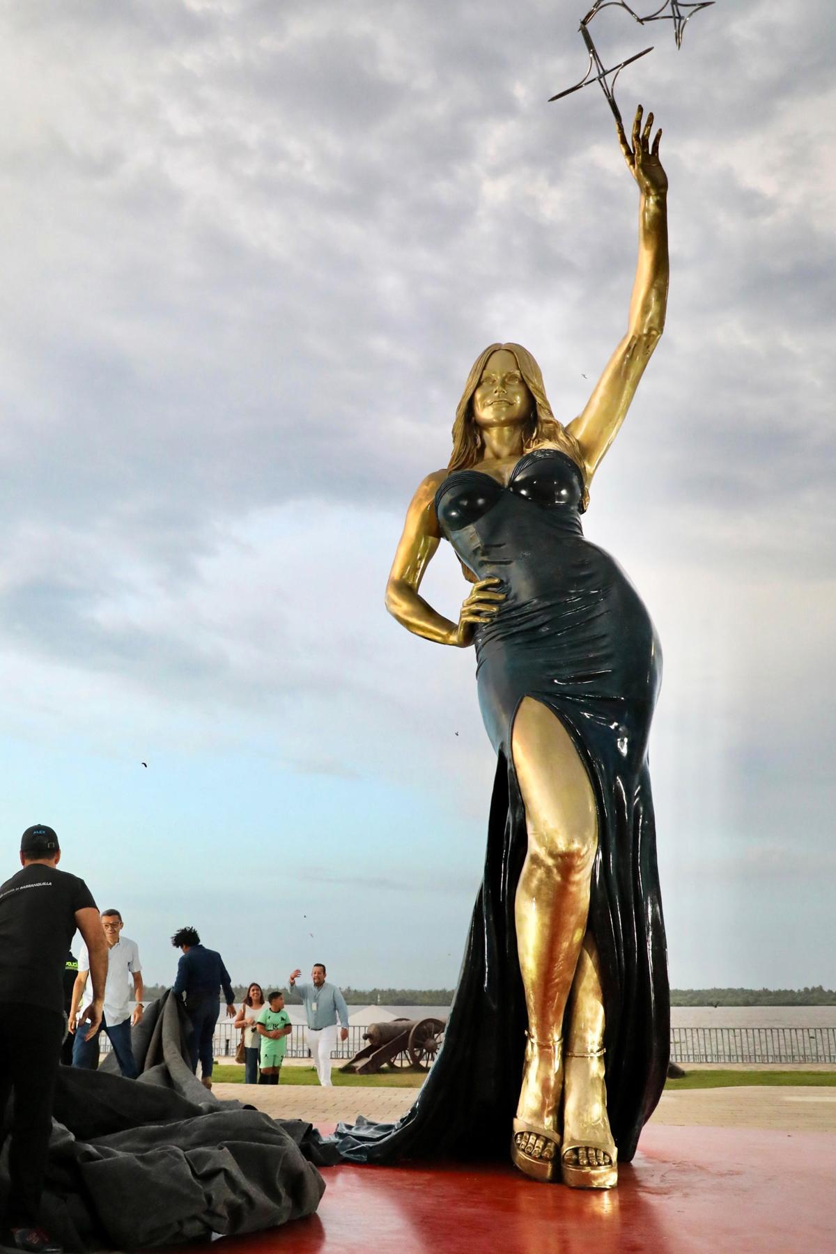 <i>Fotografía cedida por la Alcaldía de Barranquilla. Las autoridades de Barranquilla develaron una estatua monumental de la actriz, modelo y presentadora de televisión Sofía Vergara, como reconocimiento a su trayectoria internacional en el mundo del espectáculo. </i>