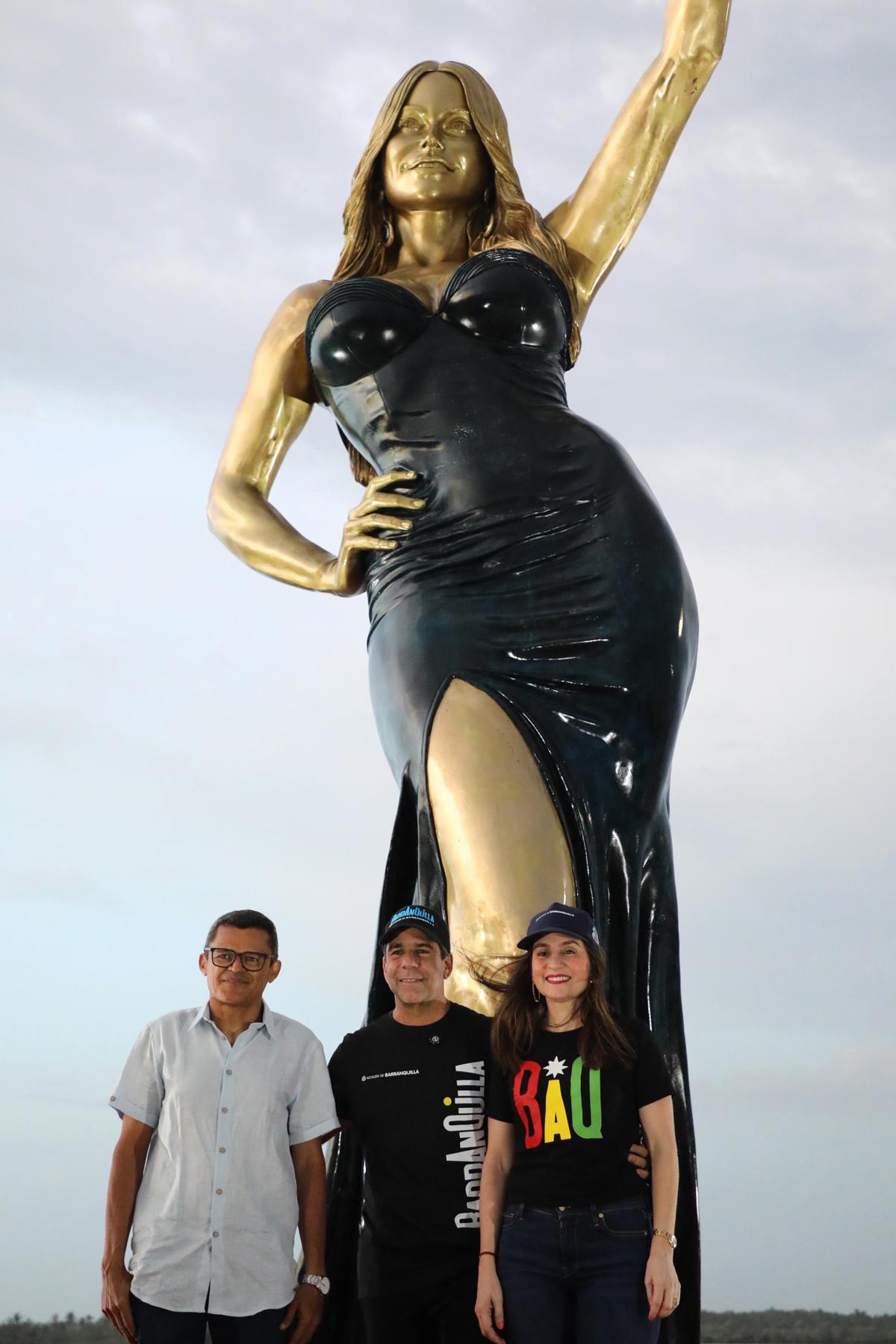 <i>Fotografía cedida por la Alcaldía de Barranquilla que muestra al escultor Yino Márquez (i) y al alcalde de Barranquilla, Alejandro Char (c), posando frente a la estatua de la actriz colombiana Sofía Vergara este jueves, en el Malecón del Río en Barranquilla (Colombia). Las autoridades de Barranquilla develaron una estatua monumental de la actriz, modelo y presentadora de televisión Sofía Vergara, como reconocimiento a su trayectoria internacional en el mundo del espectáculo. </i>