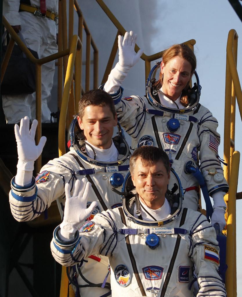 <i>(Abajo arriba) Los cosmonautas rusos de Roscosmos Oleg Kononenko y Nikolai Chub y el astronauta estadounidense de la NASA Loral O'Hara, miembros de la tripulación principal de la Expedición 70-71 de la Estación Espacial Internacional (ISS), abordan la nave espacial Soyuz MS-24 antes del lanzamiento en El cosmódromo ruso alquilado de Baikonur en Kazajstán el 15 de septiembre de 2023. (Foto por MAXIM SHIPENKOV / PISCINA / AFP)</i>