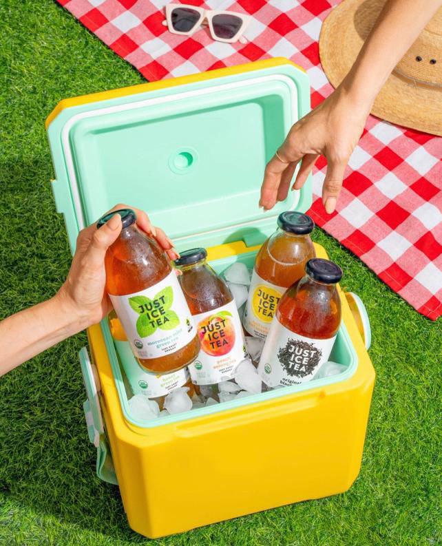 <i>Just Ice Tea es una marca de tés naturales que está en 1.500 supermercados de EEUU, como todos los supermercados Whole Foods, Sprouts, Trader Joe’s, Automercado y otros. Ya inició con su expansión por Centroamérica en Costa Rica.</i> <i>Just Ice Tea es una marca de tés naturales que está en 1.500 supermercados de EEUU, como todos los supermercados Whole Foods, Sprouts, Trader Joe’s, Automercado y otros. Ya inició con su expansión por Centroamérica en Costa Rica.</i>