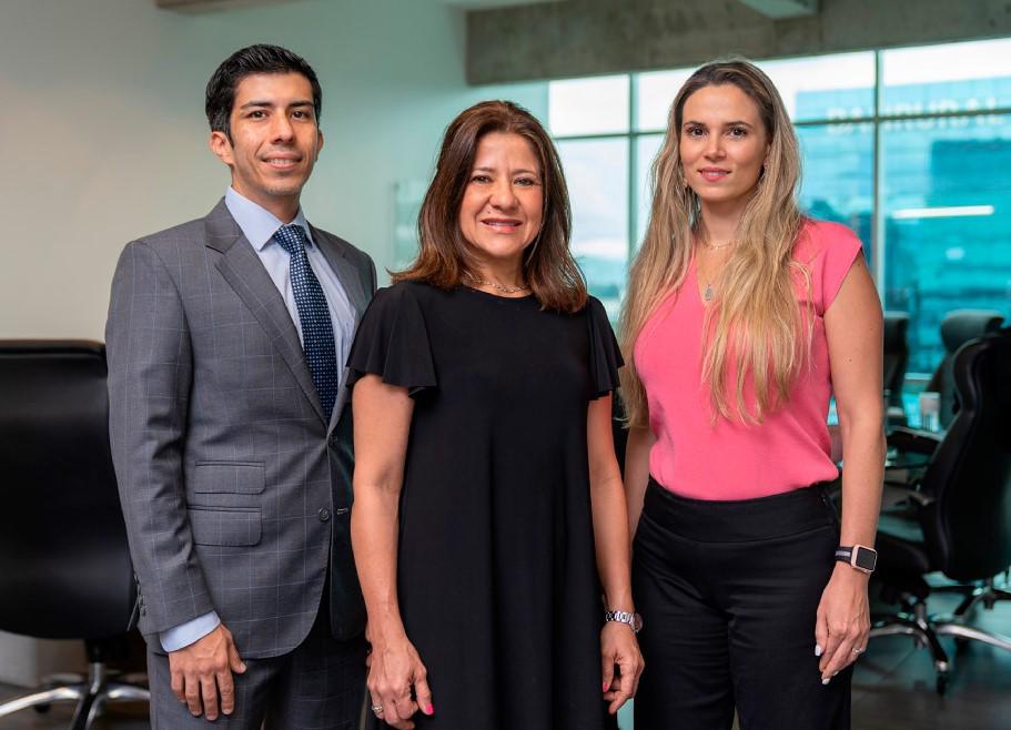<i>De izquierda a derecha: José Rodrigo Barillas, Gerente Legal; AnaLuisa Martínez Mont, Presidente; y Deborah Ann Robles, Gerentede Estructuraciones Financieras, todos de IDC Valores.</i> <i>De izquierda a derecha: José Rodrigo Barillas, Gerente Legal; AnaLuisa Martínez Mont, Presidente; y Deborah Ann Robles, Gerentede Estructuraciones Financieras, todos de IDC Valores.</i>