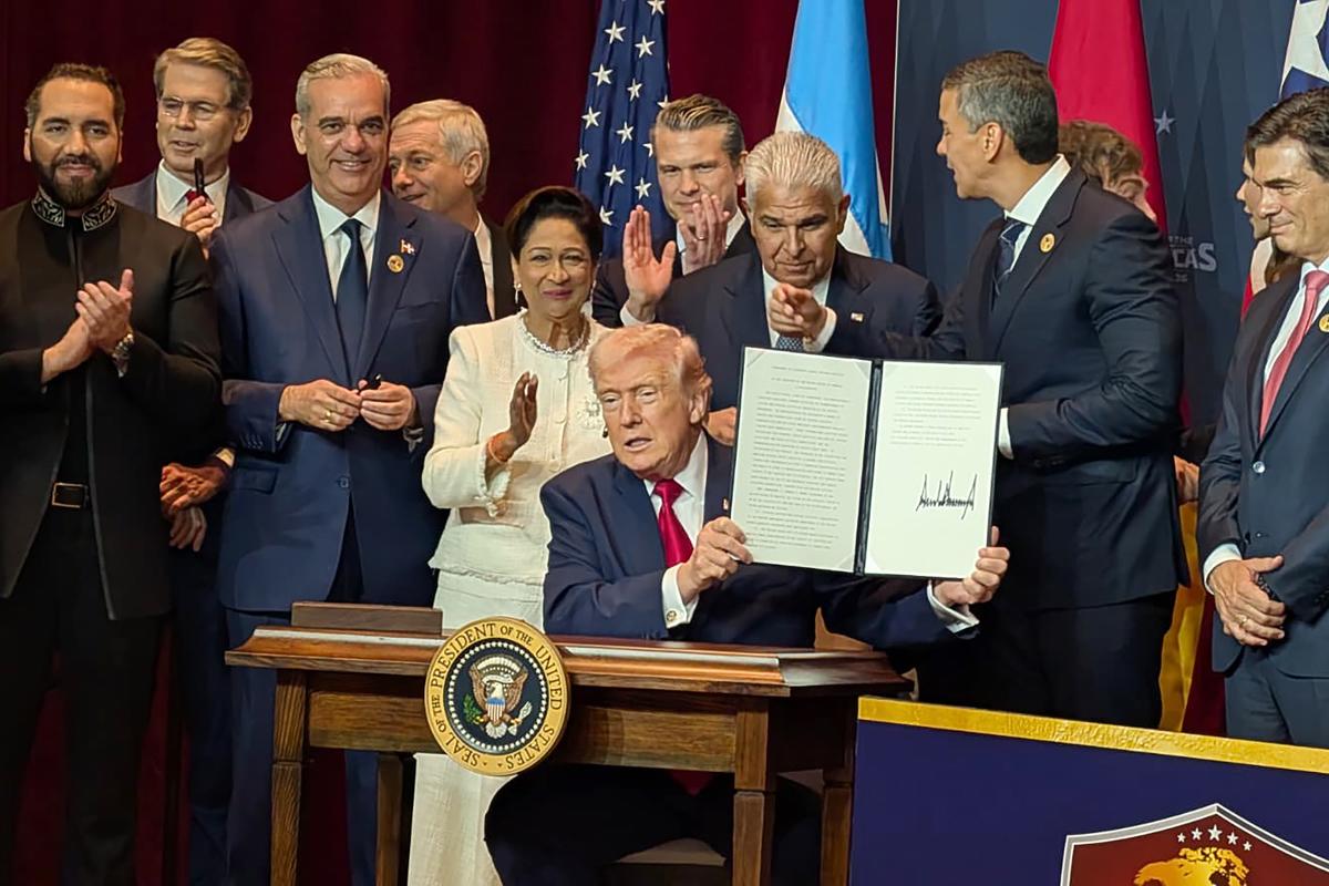 <i>El presidente de Estados Unidos, Donald Trump (c), muestra un documento junto a mandatarios latinoamericanos en la cumbre bautizada como ‘Escudo de las Américas’ este sábado en Miami (EE.UU.). Trump anunció una nueva coalición militar en Latinoamérica contra los carteles del narcotráfico, con líderes de derecha de la región, a quienes dijo que necesita su ayuda. EFE/ Eduard Ribas</i>