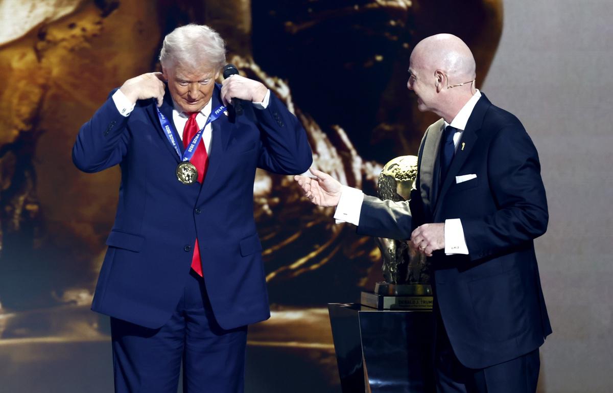 <i>El presidente de Estados Unidos, Donald Trump (izq.), recibe el Premio Nobel de la Paz de manos del presidente de la FIFA, Giovanni Infantino, durante el sorteo final de la Copa Mundial de la FIFA 2026 en el Kennedy Center de Washington DC, EE.UU., el 5 de diciembre de 2025. (Mundial de Fútbol) EFE/EPA/WILL OLIVER</i>