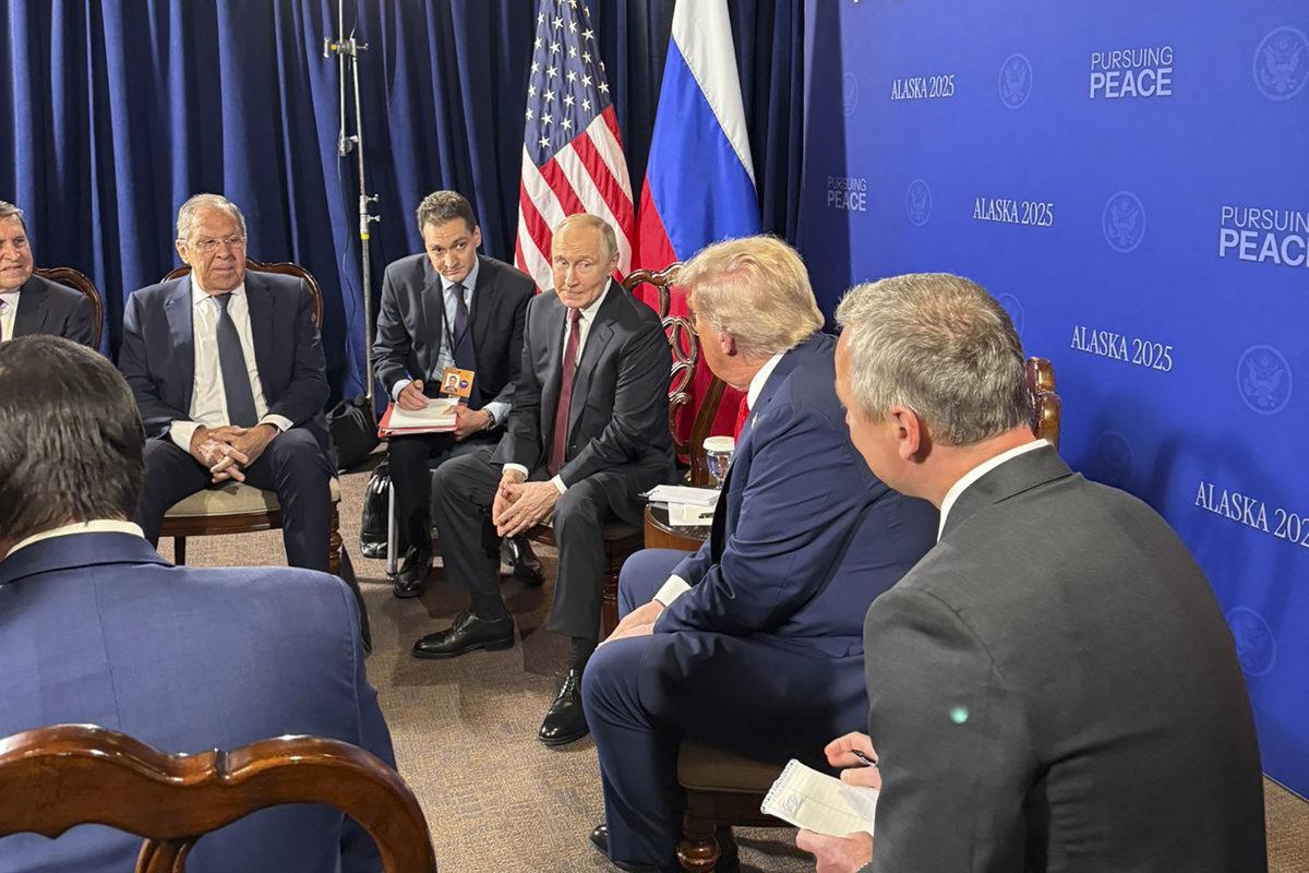 Anchorage (EE.UU.), 15/08/2025.- El presidente estadounidense, Donald Trump, y su homólogo, Vladímir Putin, comenzaron su reunión a puerta cerrada bajo el lema Persiguiendo la Paz, acompañados de sus respectivas delegaciones de alto nivel y no en privado, como la Casa Blanca sugirió días antes. EFE/Margo Martin en su cuenta de X -SOLO USO EDITORIAL/SOLO DISPONIBLE PARA ILUSTRAR LA NOTICIA QUE ACOMPAÑA (CRÉDITO OBLIGATORIO)-