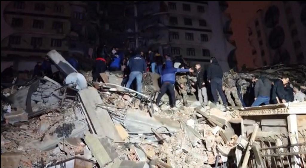 <i>En esta captura de video de AFP TV tomada el 6 de febrero de 2023, los rescatistas buscan a las víctimas de un terremoto de magnitud 7,8 que sacudió Diyarbakir, en el sureste de Turquía, derribando edificios en varias ciudades y causando daños en la vecina Siria. (Foto de Mahmut BOZARSLAN / AFPTV / AFP)</i>