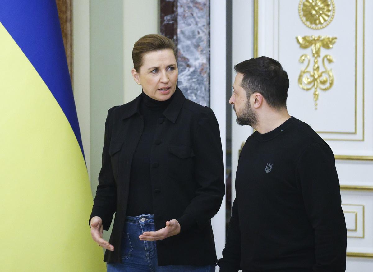 <i>FOTO EFE/EPA/SERGEY DOLZHENKO. Zelenski junto a la Primera ministra danesa Mette Frederiksen</i> <i>FOTO EFE/EPA/SERGEY DOLZHENKO. Zelenski junto a la Primera ministra danesa Mette Frederiksen</i>