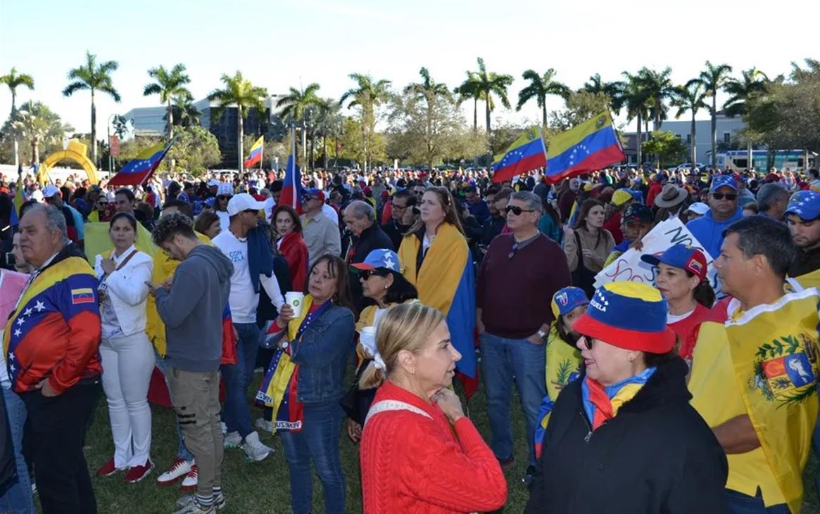 Ciudadanos venezolanos asisten a una manifestación en Doral (EE.UU.) en una foto de archivo. EFE/ Antoni Belchi