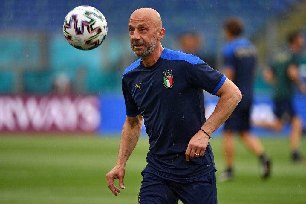 <i>El entrenador asistente de Italia, Gianluca Vialli, asiste a una sesión de entrenamiento en el Estadio Olímpico de Roma el 10 de junio de 2021 en la víspera del partido de fútbol del Grupo A de la UEFA EURO 2020 entre Turquía e Italia. (Foto de Filippo MONTEFORTE / AFP)</i>