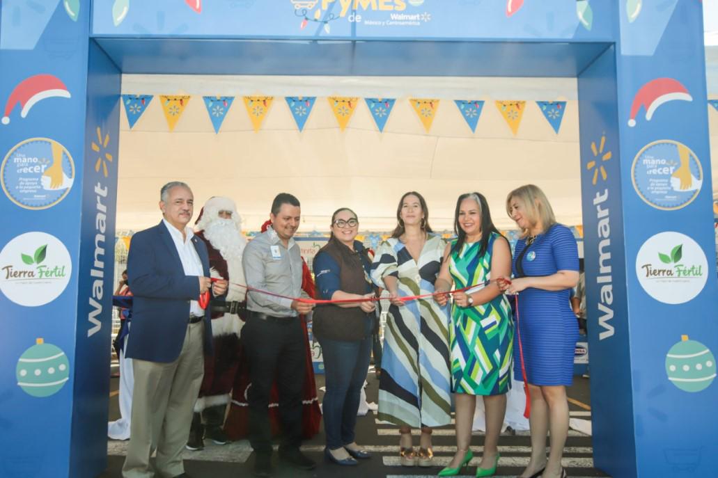 <i>Walmart realizó el Mercado Navideño con las Pymes que forman parte de Una Mano para Crecer en diciembre en los países de Centroamérica. Foto inauguración de El Salvador.</i>